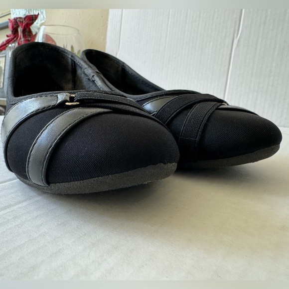 CL LAUNDRY WOMENS LOW HEEL WEDGES. BLACK SLIP ON CANVAS SHOES. GREAT CONDITION - Picture 10 of 15